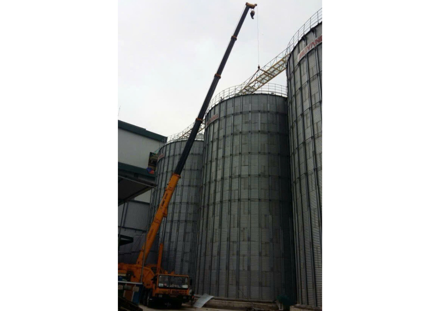 Chúng tôi ứng dụng các công nghệ gia công tiên tiến vào việc thực hiện trọn gói kết cấu thép nhà xưởng.