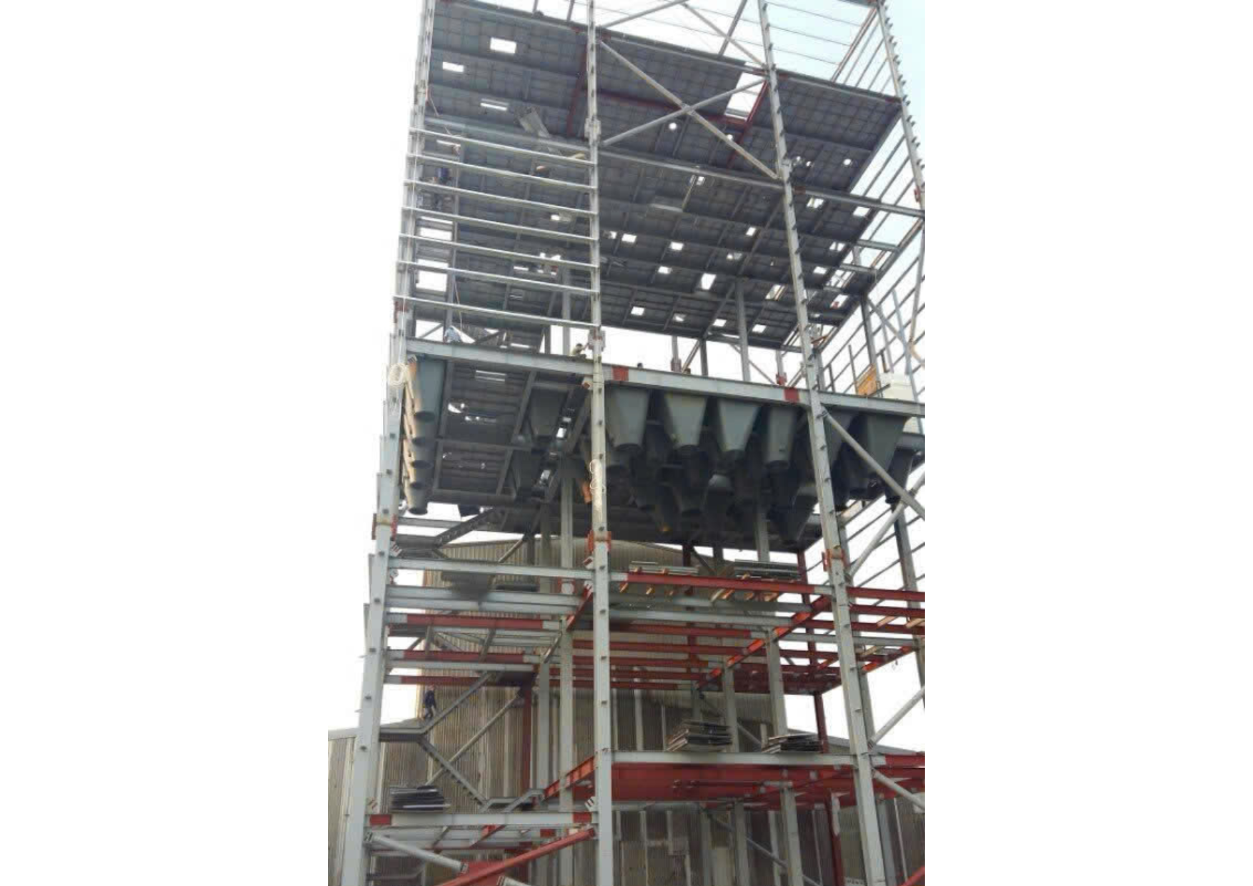 Nhờ 24 năm kinh nghiệm thực chiến, Tín Phát nắm rõ và giải quyết được những “ nỗi đau ” kinh điển khi gia công kết cấu thép nhà xưởng.